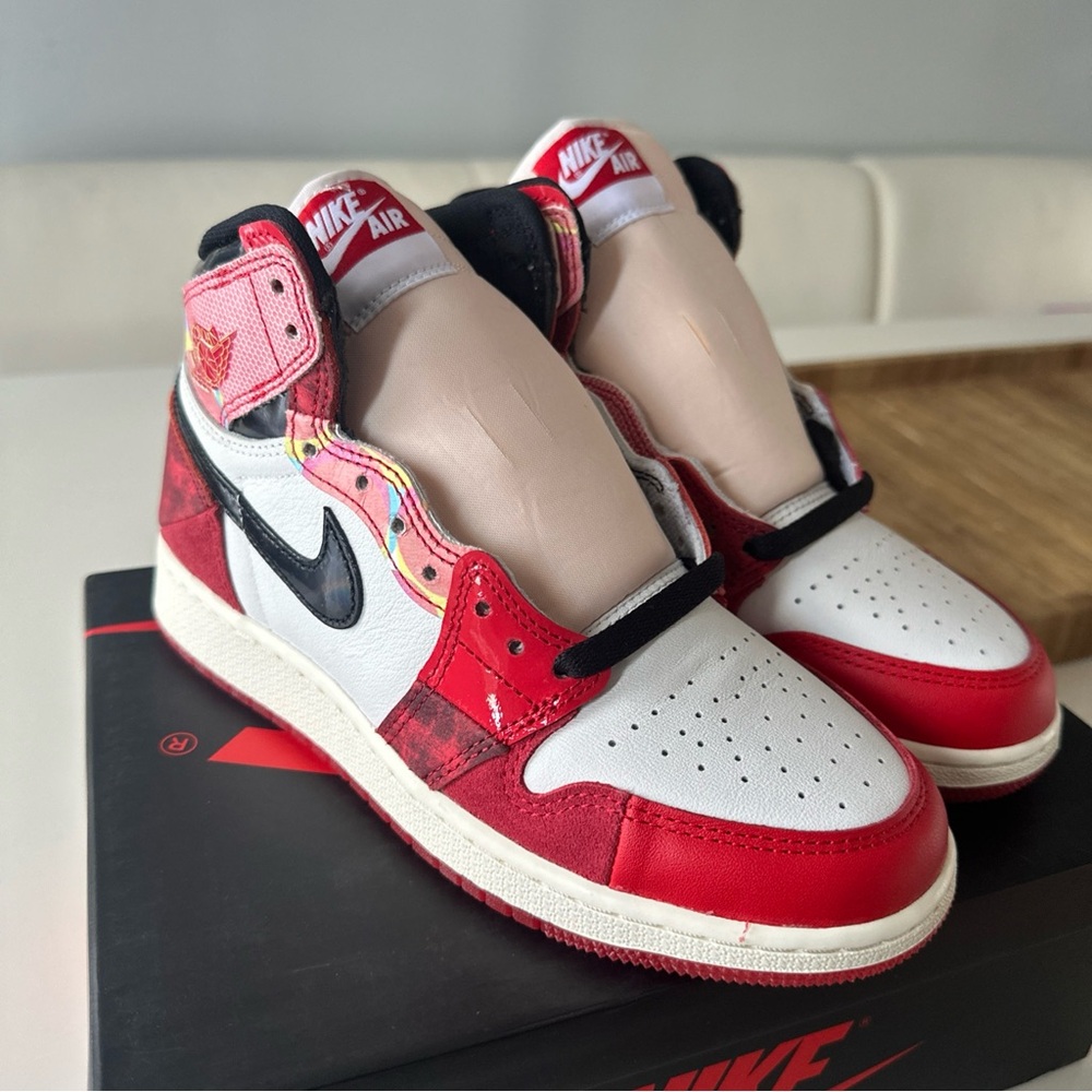 Jordan 1 spider man
Brand new 
Never worn 
Size 5 boys grade school